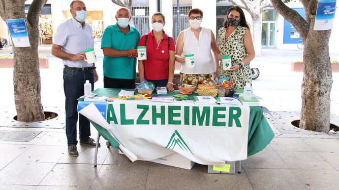 Mesa de la Asociación de Amigos del Alzheimer en la Plaza del Educador.