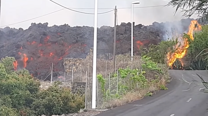Una colada de lava en La Palma avanza quemando y sepultando todo a su paso
