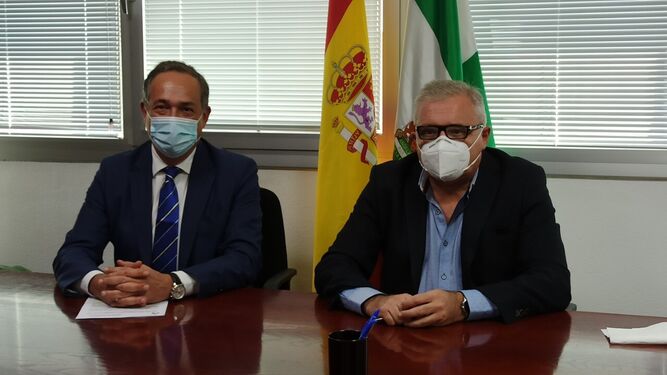 Imagen de la presentación del plan de ayuda a autónomos y pymes por parte de Emilio Ortiz, delegado de Empleo (derecha), y Vicente García, coordinador de Vicepresidencia, a la izquierda