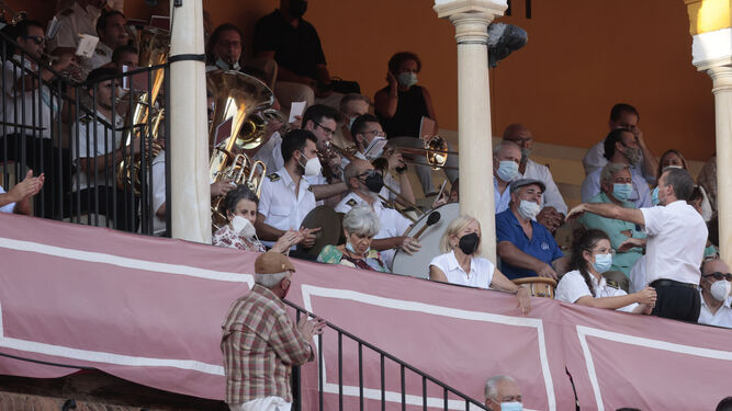 La Banda de Música del Maestro Tejera interpretando un pasodoble ayer en la plaza de toros de la Maestranza.