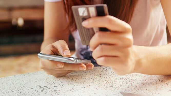 Una mujer compra por Internet a través de su teléfono móvil
