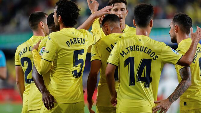 Jugadores del Villarreal celebran un gol anotado.