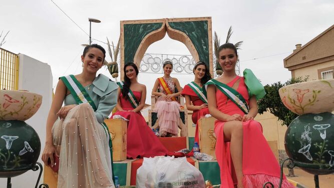 Reinas de las fiestas en el desfile de carrozas.