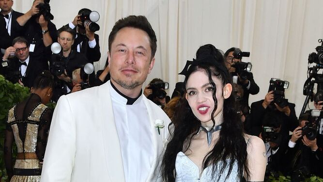 Elon Musk y Grimes en un posado de la gala Met