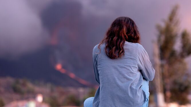 Una mujer observa el volcán de Cumbre Vieja.