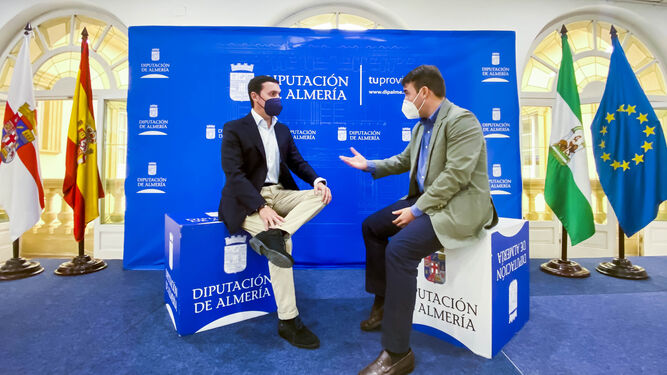 Presidente y diputado de Turismo conversan durante la presentación de una campaña de Costa de Almería.