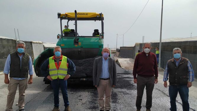 El alcalde de Vícar, en el centro de la imagen, durante unas obras de acondicionamiento y arreglo de caminos rurales en el municipio este mismo año.