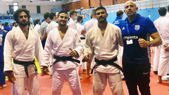 León Grada, presidente de Alianza KSV, con los judocas participantes
