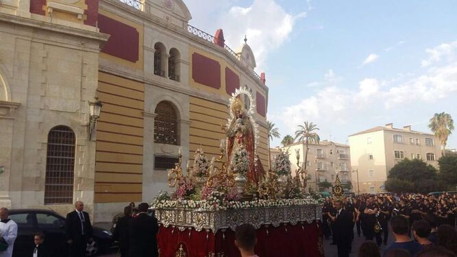 La Virgen del Santo Rosario, de la Hermandad de la Macarena, por la Plaza de Toros.