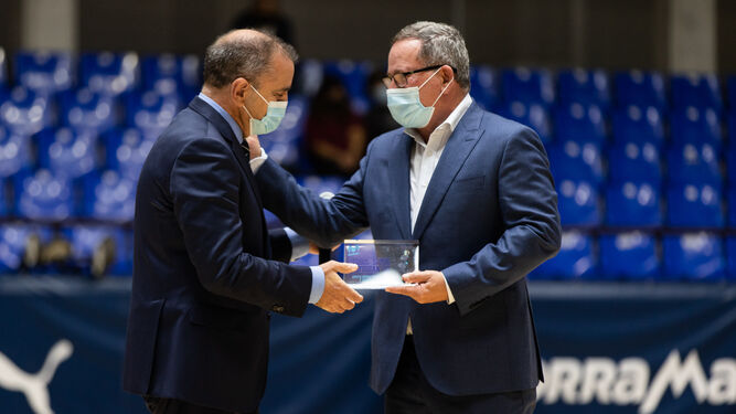 El presidente y secretario de Estado para el Deporte, José Manuel Franco recibe el reconocimiento, entregado por Eduardo Navarro, director de Asuntos Corporativos y Sostenibilidad de Telefónica SA.