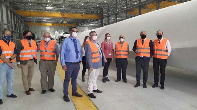 El presidente de la Autoridad Portuaria de Almería (APA), Jesús Caicedo, ha visitado en la comarca de Guadix las instalaciones de la empresa.
