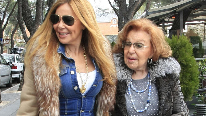 Ana Obregón paseando con su madre antes de fallecer el pasado mayo.