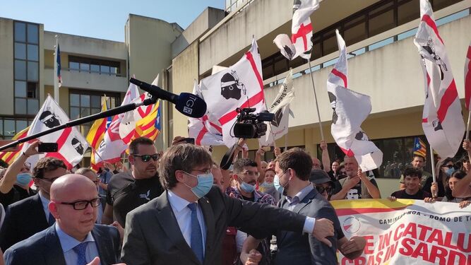 Carles Puigdemont , recibido a su llegada al tribunal.
