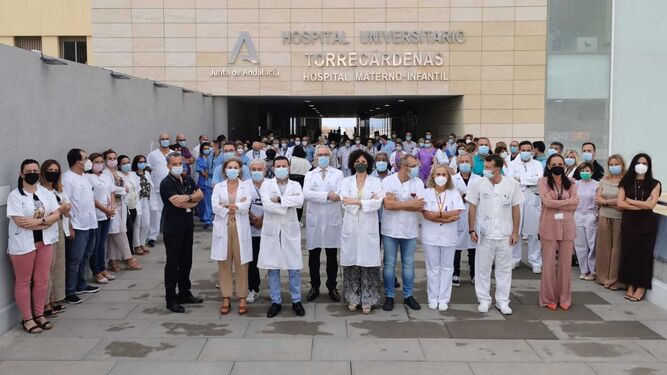Equipo directivo y profesionales del Hospital Universitario Torrecárdenas.