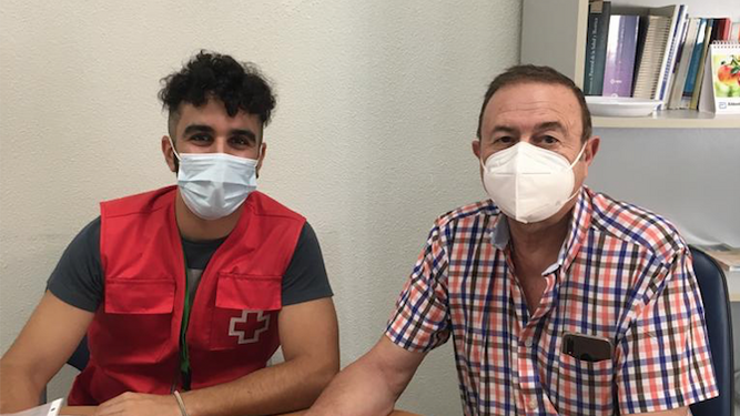 Uno de los voluntarios de Cruz Roja con José Cristóbal Caparrós, médico jubilado de la Unidad de Cuidados Paliativos del hospital Torrecárdenas