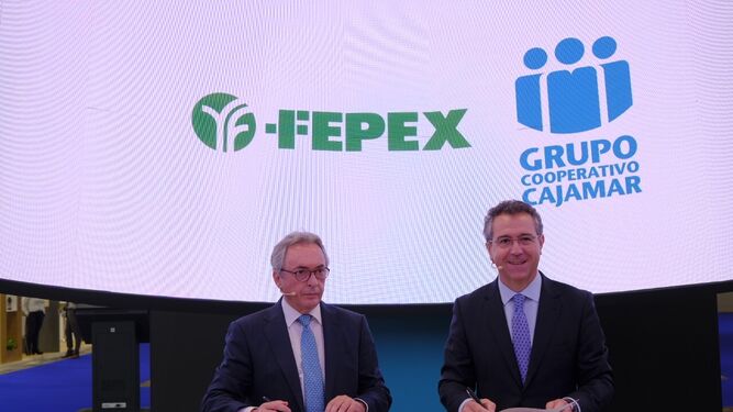 El presidente de FEPEX, Jorge Brotons, y el presidente de Cajamar, Eduardo Baamonde, en Fruit Attraction 2021