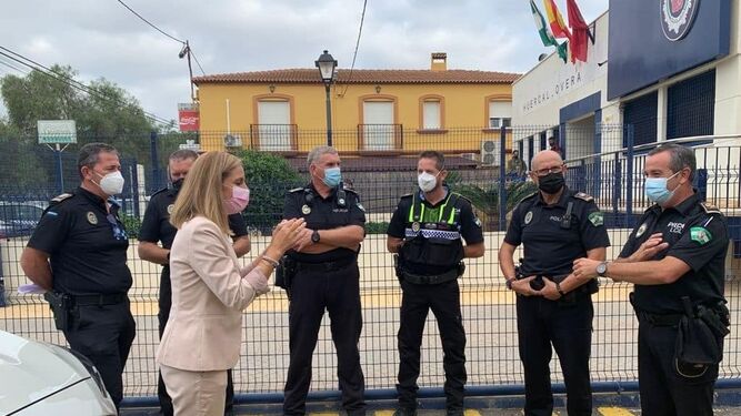 La delegada, Maribel Sánchez, visitó a la Policía Local del municipio.