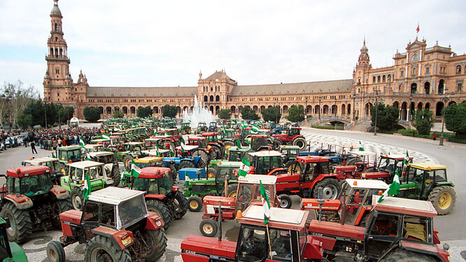 Más de  cuatrocientos tractores concentrados en la Plaza de España de Sevilla.