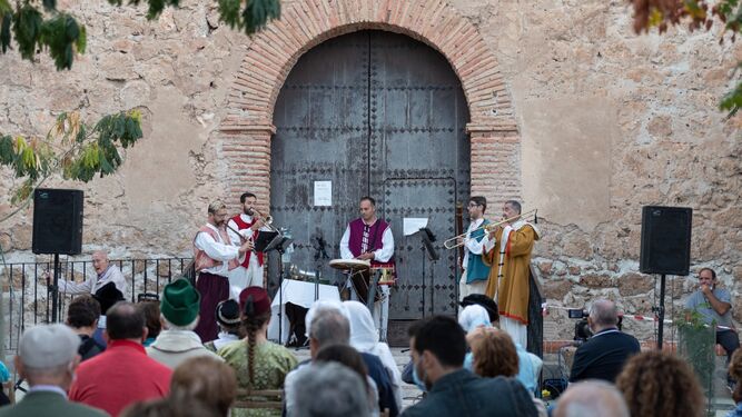 Actuación del grupo de música antigua Hexacordo en la plaza de la iglesia.