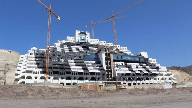El hotel del Algarrobico sigue a la espera de ser demolido