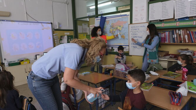 Enfermera escolar durante una charla en un centro educativo.