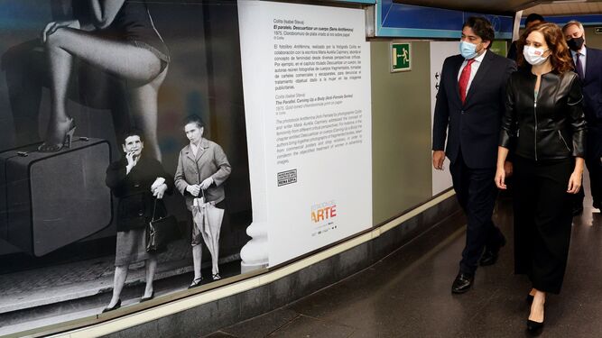 La presidenta de la Comunidad de Madrid, Isabel Díaz Ayuso, ante reproducciones en vinilo de obras representativas del Museo Nacional del Prado en la Estación del Arte del Metro de Madrid.