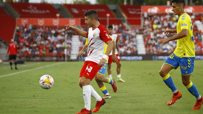 Portillo controla un balón en presencia de un rival de Las Palmas