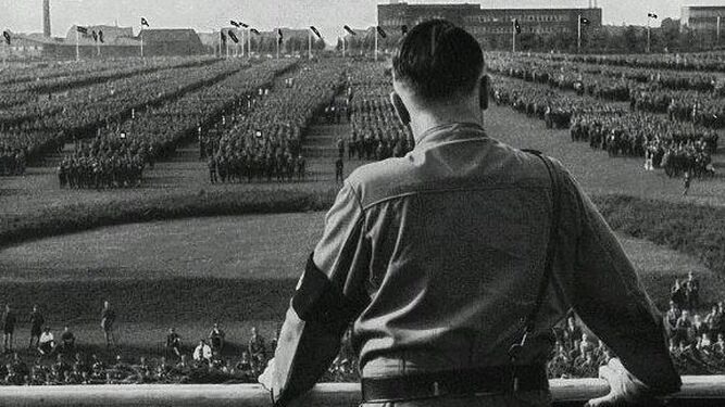 Hitler durante una concentración del partido nazi en Dortmund en 1933.