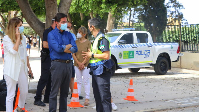 La edil de Educación, Julia Ibáñez, y el alcalde Francisco Góngora, dialogan con un policía local durante una actividad de Educación Vial.