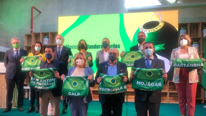 La concejal Cobos con la Bandera Verde, junto a los representantes de los municipios premiados