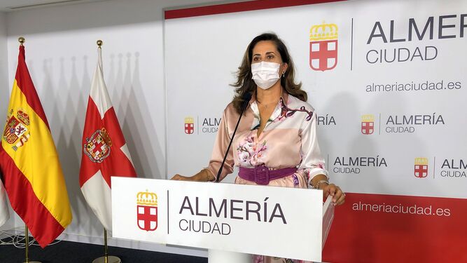 La concejal Carmen Aguilar, del PSOE, en rueda de prensa