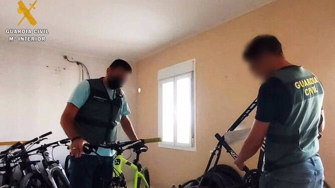 Ocho detenidos, seis de ellos menores, acusados de robar una veintena de bicicletas de alta gama en Aguadulce