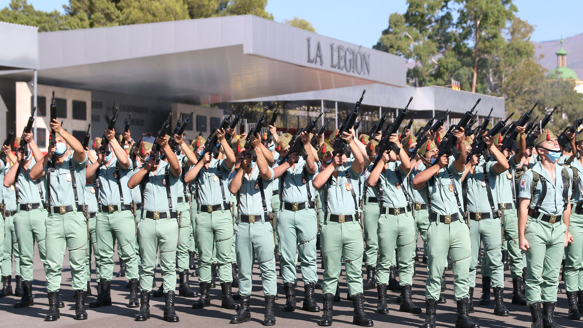 Fotogalería de la ministra de Defensa, Margarita Robles, a La Legión