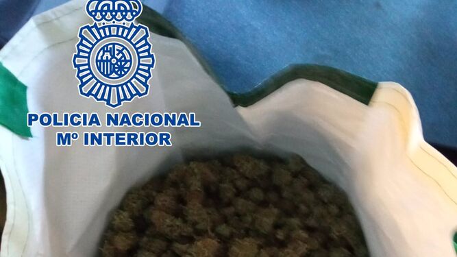 Policía Nacional detiene a dos hombres que transportaban 1,3 kilos de marihuana en Almería