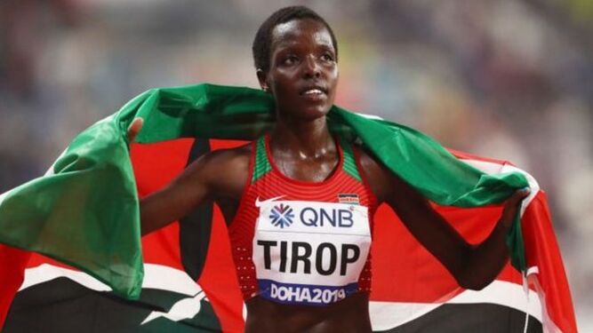 Tirop, con la bandera de Kenia.