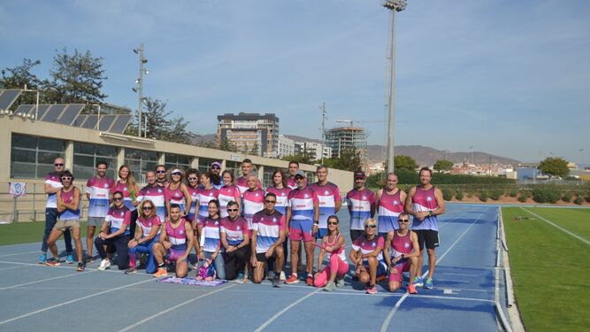 Foto de familia del CD Atletas de Almería en las pistas del anexo.
