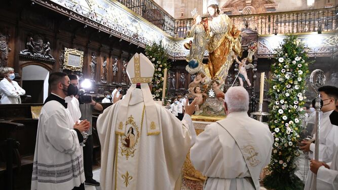 El obispo coadjutor bendice la talla de San José, patrono, protector y custodio de Almería