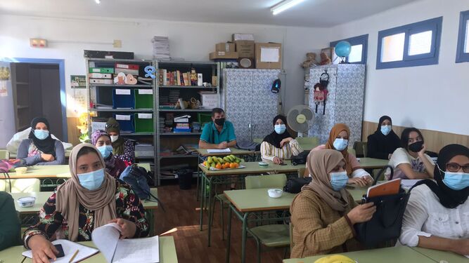 Platanos y mandarinas para una dieta saludable en los centros de adultos de Vícar