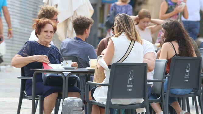 Almerienses tomando café en las terrazas de la capital.
