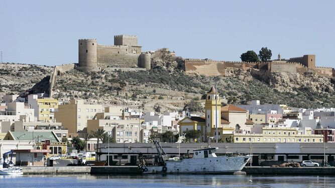 Vista de la Alcazaba y el puerto pesquero