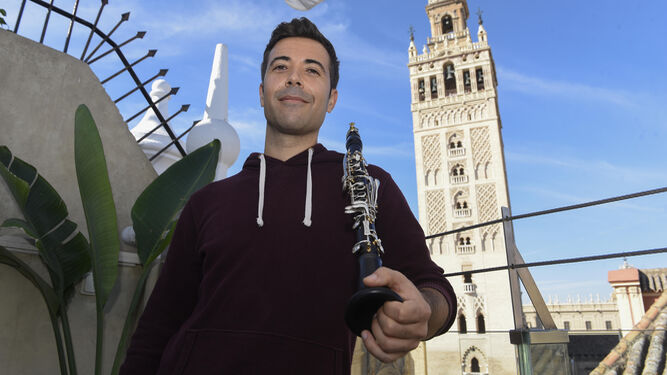 El clarinetista Pablo Barragán, este miércoles en la azotea de un céntrico hotel de Sevilla, con la Giralda al fondo.