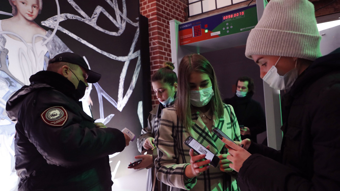 Una voluntaria chequea el código QR de vacunación en la Mercedes-Benz Fashion Week Russia, en Moscú.