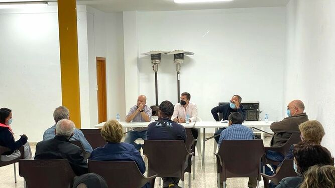 Momento de la reunión en el Ayuntamiento de Fuente Victoria con la presencia del alcalde de Almócita.