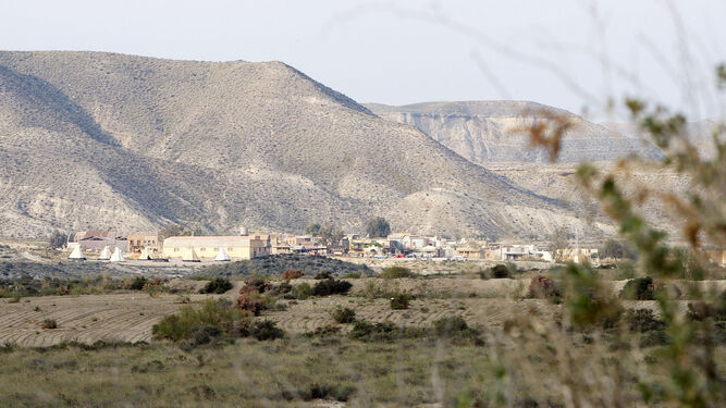 Imagen del desierto de Tabernas con uno de sus poblados al fondo.