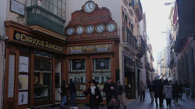 Fachada de la emblemática tienda de El Cronómetro en la  calle Sierpes.