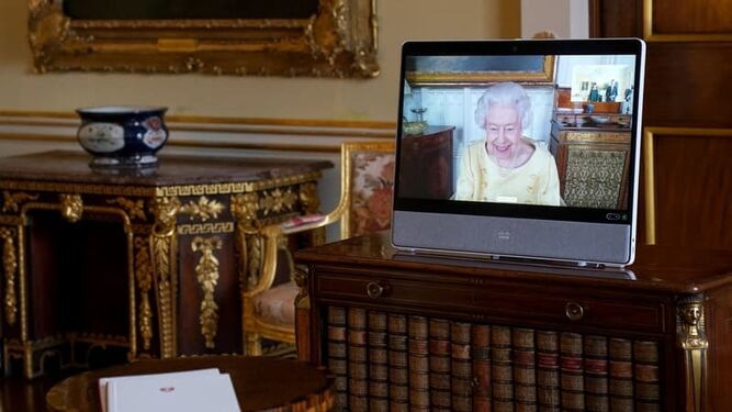 Isabel de Inglaterra atiende por videollamada sus audiencias de este martes.