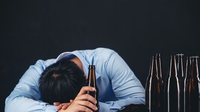 ¿Qué número de cervezas al día se considera alcoholismo?