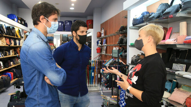 Miembros del equipo de Conectando Almería visitan la tienda Bolsos Carlos, que se ha adherido a la plataforma de venta online del comercio local