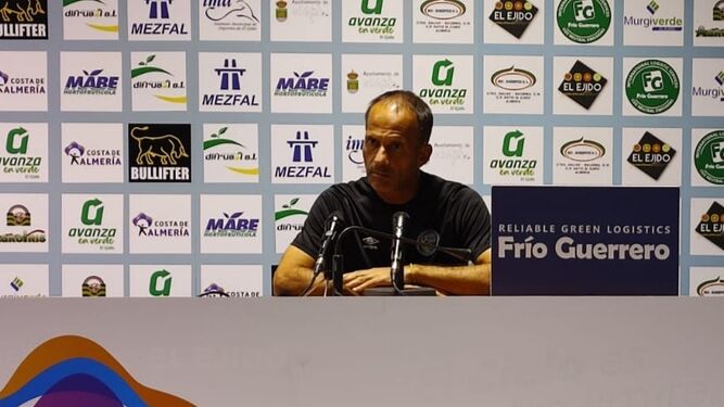 Fran Alcoy, técnico del conjunto ejidense en la sala de prensa de Santo Domingo.