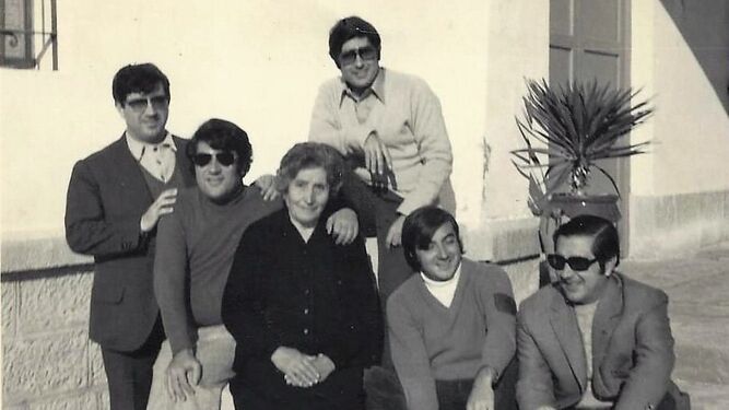 Carlos Fernández Revuelta con su madre y con sus hermanos.